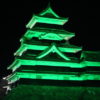 世界緑内障週間にあわせて緑色にライトアップされた松本城