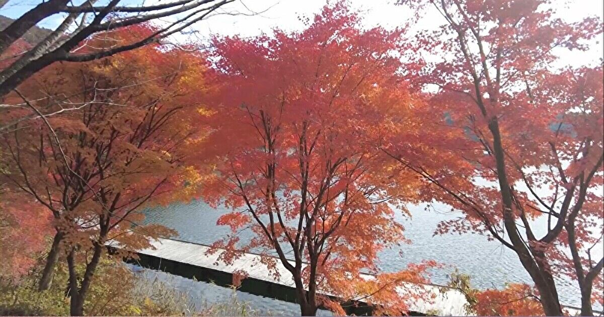 紅葉に染まる聖湖