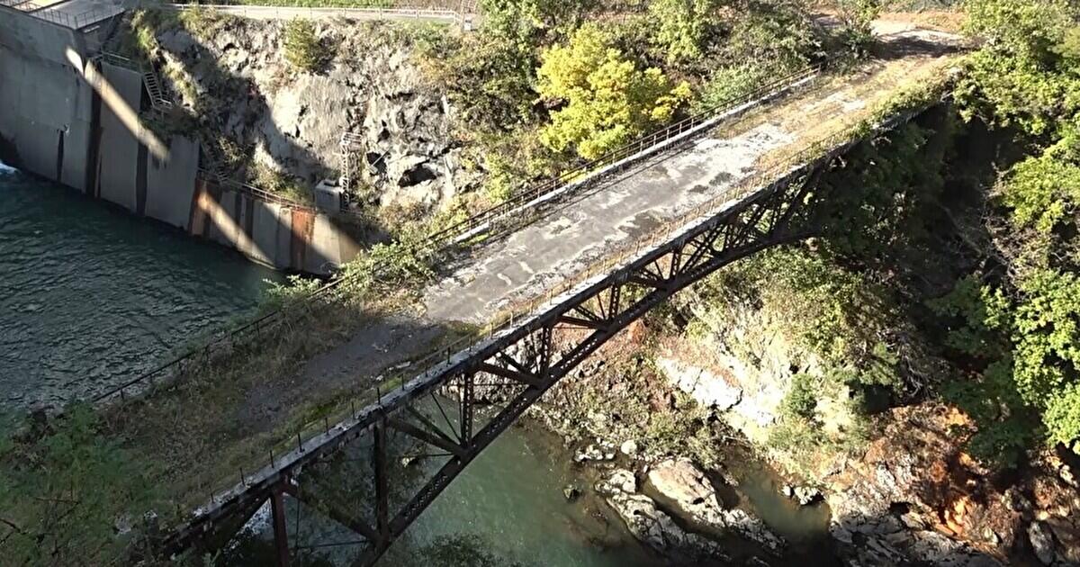 錆びて使われなくなった橋