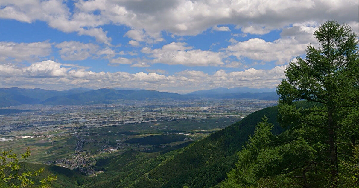 三郷スカイラインの展望台から見た松本市