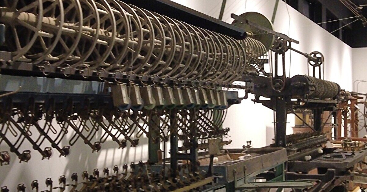 博物館に展示してある製糸機械