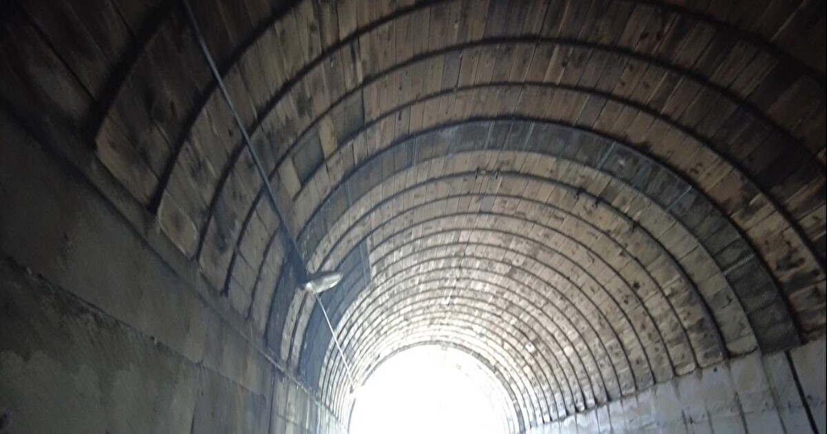壁が木造のトンネル
