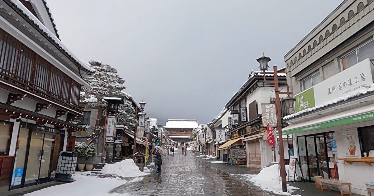 雪が積もった善光寺の参道